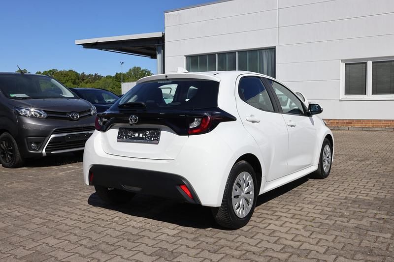Gebraucht Toyota Yaris Basis 72 PS (52 kW) 2022 Weiß Limousine