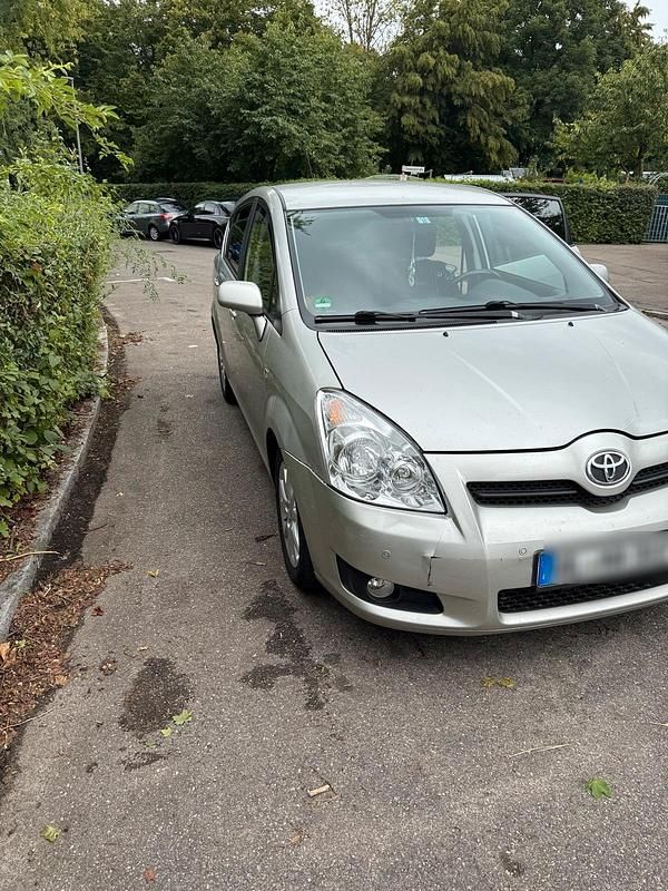 Gold Gebraucht 2009 Toyota Verso Van / Kleinbus | 3.900 € - Bild 1/4