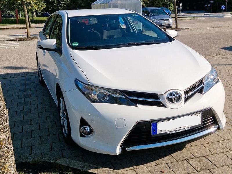 Weiß Gebraucht 2014 Toyota Auris Edition Limousine | 10.500 € (Fairer Preis) - Bild 1/4