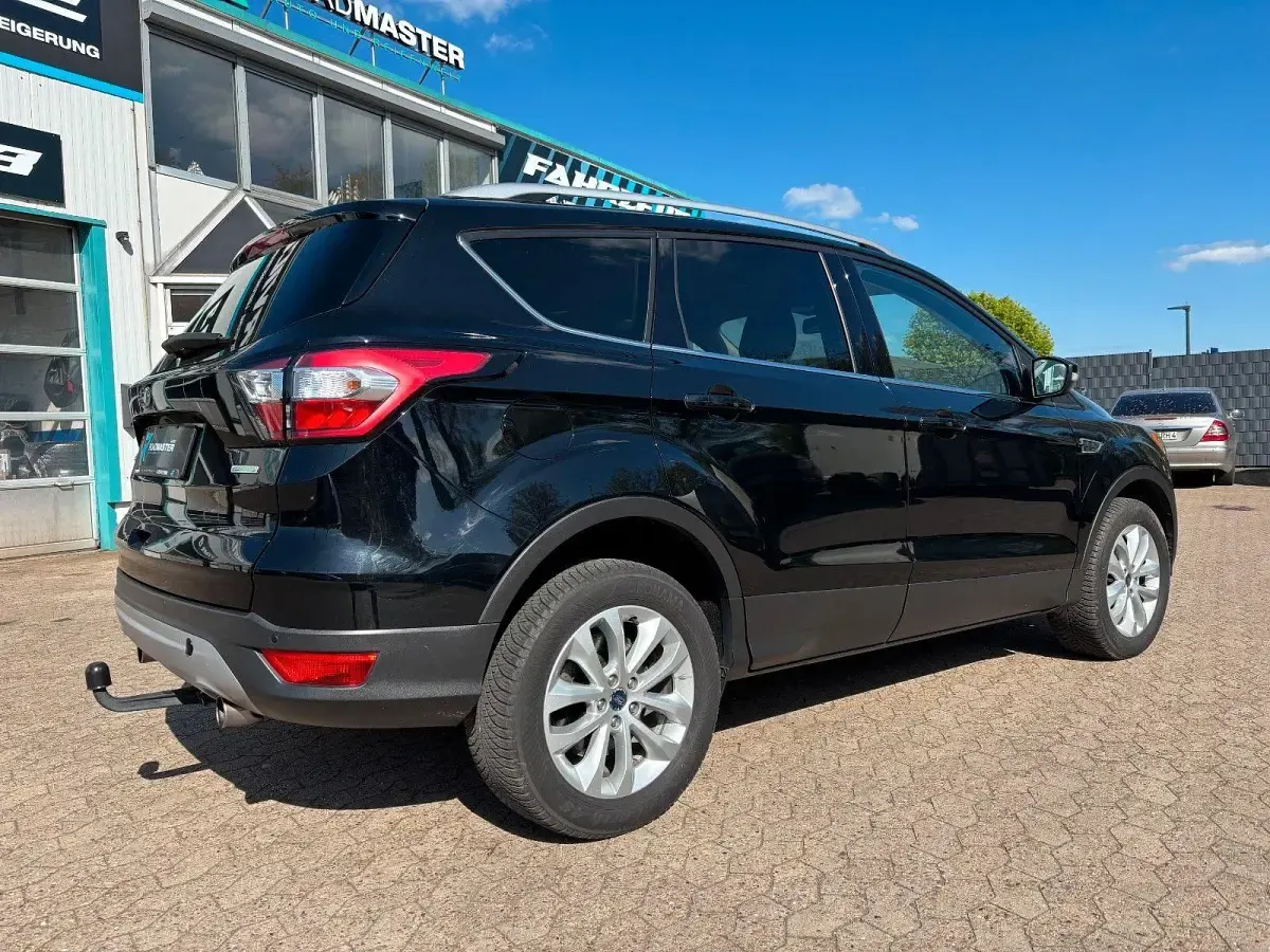 Używany Ford Kuga Trend 120 KM (88 kW) 2017 Czarny SUV