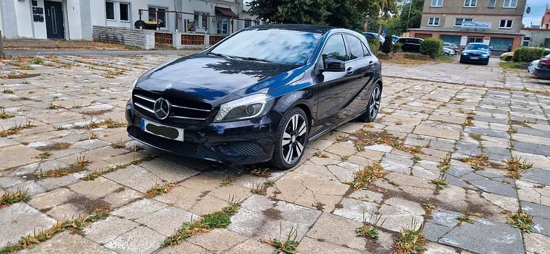Violet Gebraucht 2014 Mercedes A180 Edition Kleinwagen | 11.500 € (Teuer) - Bild 1/4