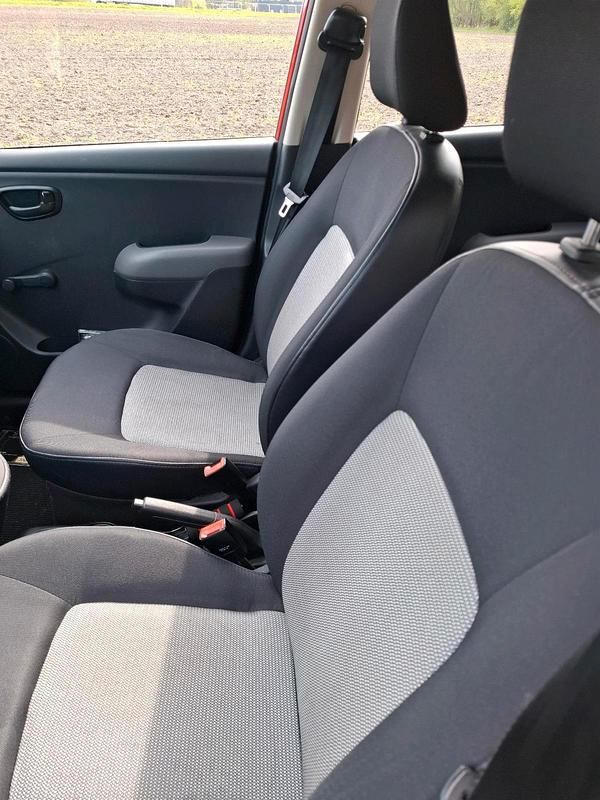 Gebraucht Hyundai i10 67 PS (49 kW) 2010 Rot Kleinwagen