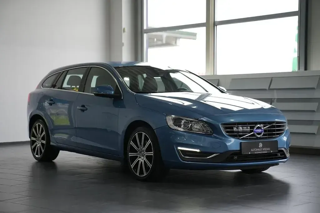 Gebraucht Volvo V60 Summum 150 PS (110 kW) 2016 Power blue / Kombi