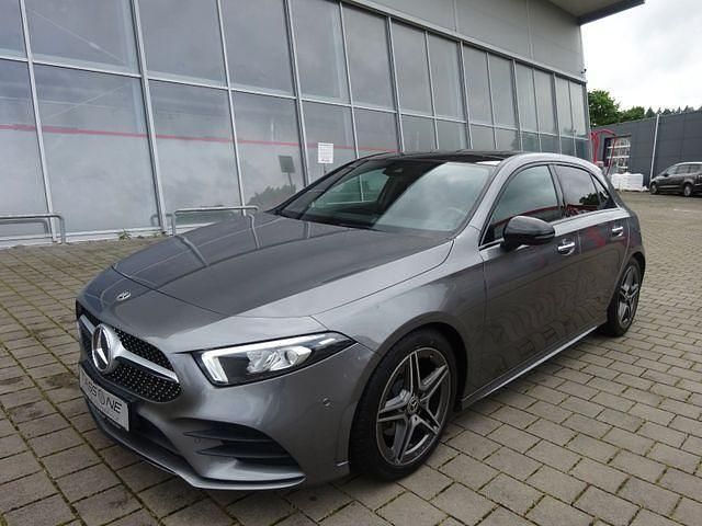 Grau Gebraucht 2018 Mercedes A180 AMG line Limousine | 23.780 € (Fairer Preis) - Bild 1/4