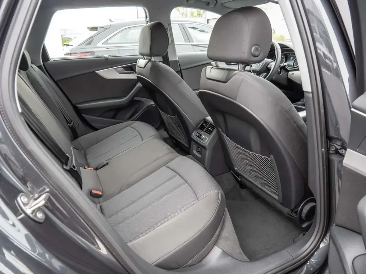 Gebraucht Audi A4 Business 163 PS (119 kW) 2023 Grau Kombi