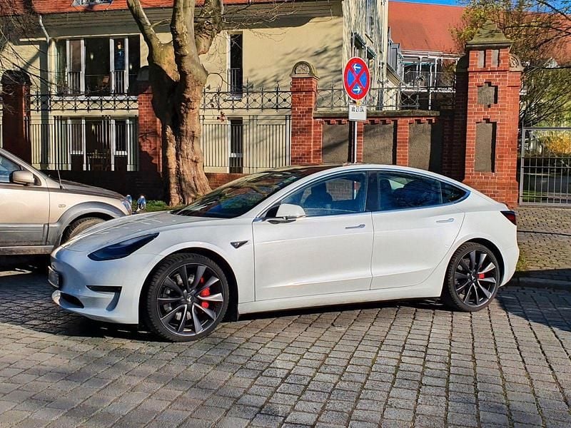 Weiß Gebraucht 2020 Tesla Model 3 Performance Limousine | 26.999 € (Etwas zu teuer) - Bild 1/4