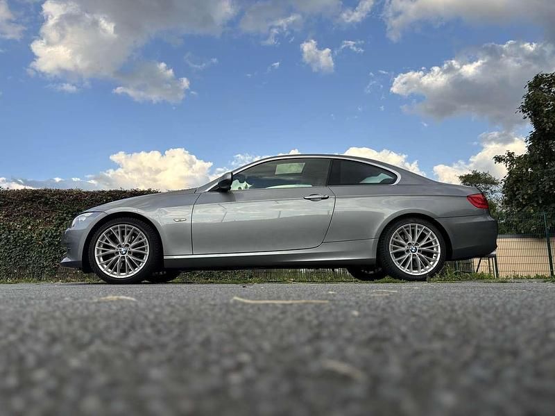 Grau Gebraucht 2010 BMW 325 Sport Line Coupé | 19.900 € (Etwas zu teuer) - Bild 1/4
