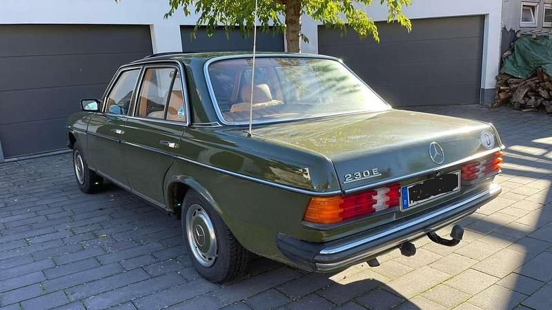 Gebraucht Mercedes E230 136 PS (100 kW) 1982 Grün Limousine