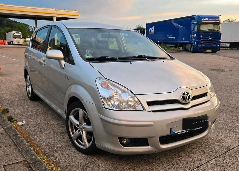 Silber Gebraucht 2006 Toyota Corolla Verso Van / Kleinbus | 3.100 € (Etwas zu teuer) - Bild 1/4