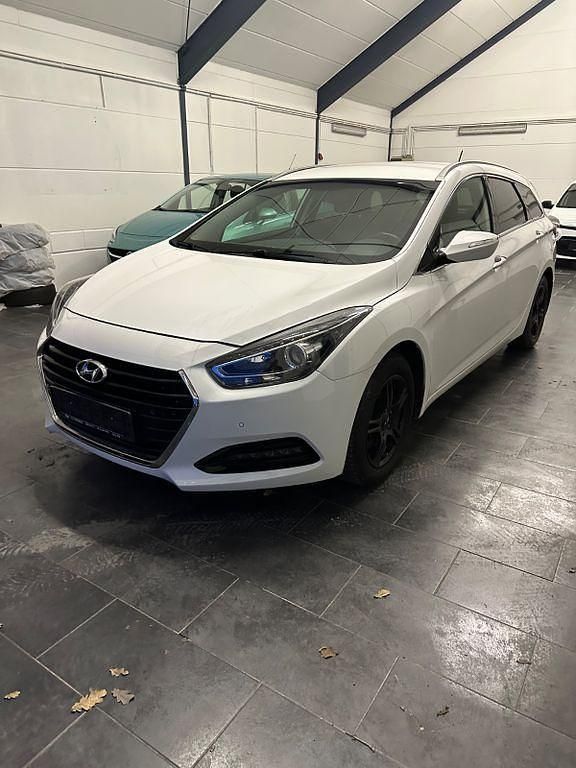 Weiß Gebraucht 2017 Hyundai i40 Trend Kombi | 8.499 € (Guter Preis) - Bild 1/4