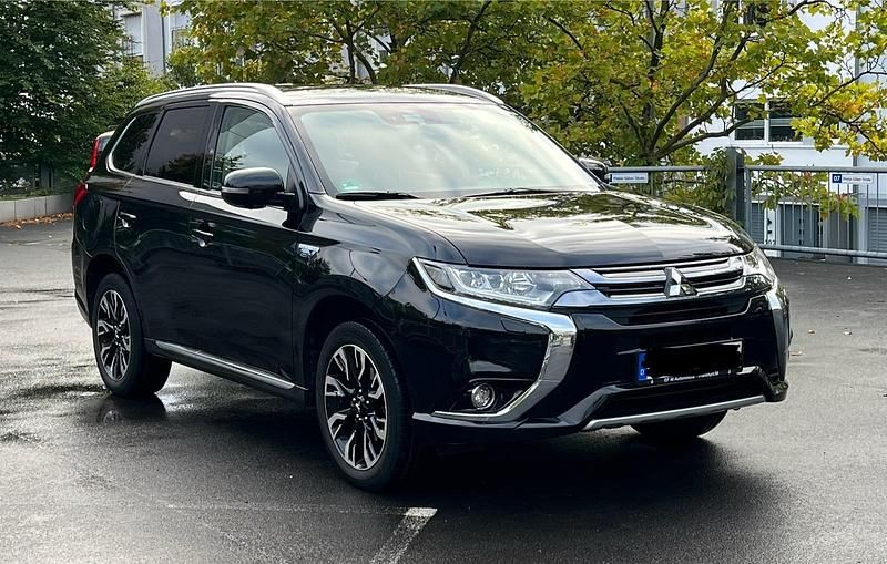 Schwarz Gebraucht 2017 Mitsubishi Outlander P-HEV Plus SUV | 18.800 € - Bild 1/4