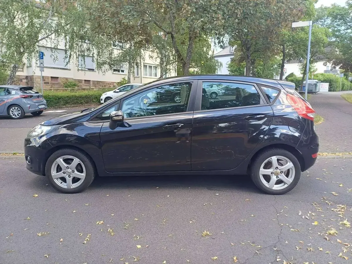 Gebraucht Ford Fiesta Trend 82 PS (60 kW) 2011 Blau Limousine