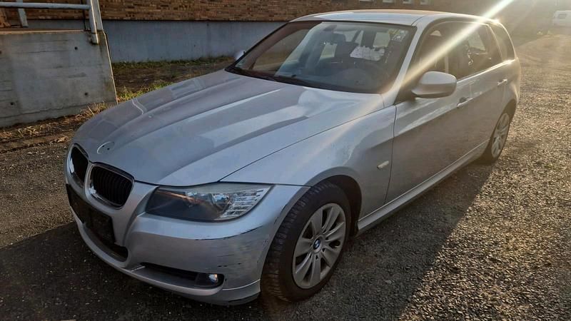 Silber Gebraucht 2011 BMW 320 Kombi | 1.800 € (Superpreis) - Bild 1/4