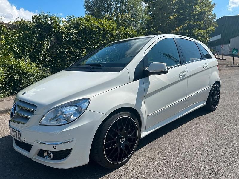 Weiß Gebraucht 2010 Mercedes B180 AMG Van / Kleinbus | 7.900 € (Fairer Preis) - Bild 1/4