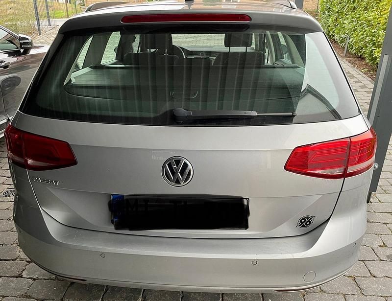 Gebraucht VW Passat 120 PS (88 kW) 2018 Silber Kombi