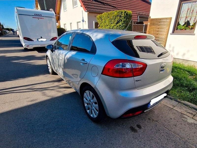 Gebraucht Kia Rio Edition 7 109 PS (80 kW) 2012 Silber Limousine