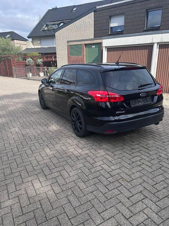 Schwarz Gebraucht 2016 Ford Focus Titanium Limousine | 7.899 € (Superpreis) - Bild 1/4