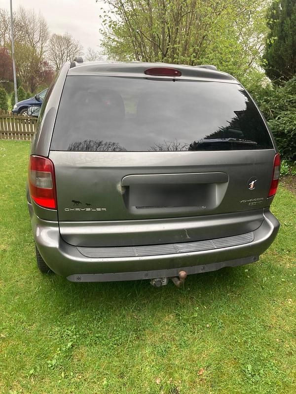 Grau Gebraucht 2008 Chrysler Voyager Van / Kleinbus | 2.590 € (Superpreis) - Bild 1/4