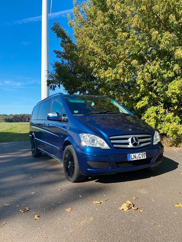 Blau Gebraucht 2011 Mercedes Viano Van / Kleinbus | 11.800 € - Bild 1/4