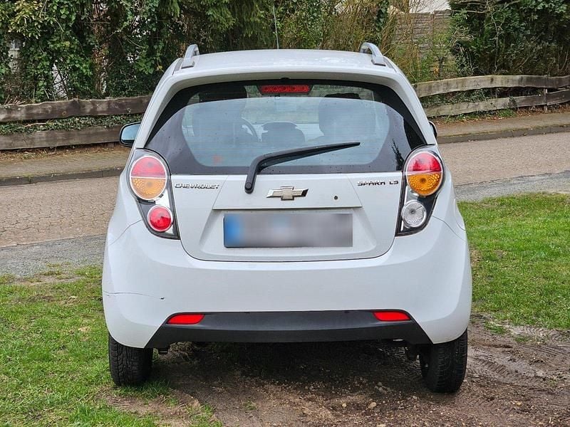 Gebraucht Chevrolet Spark 60 PS (44 kW) 2010 Weiß Kleinwagen