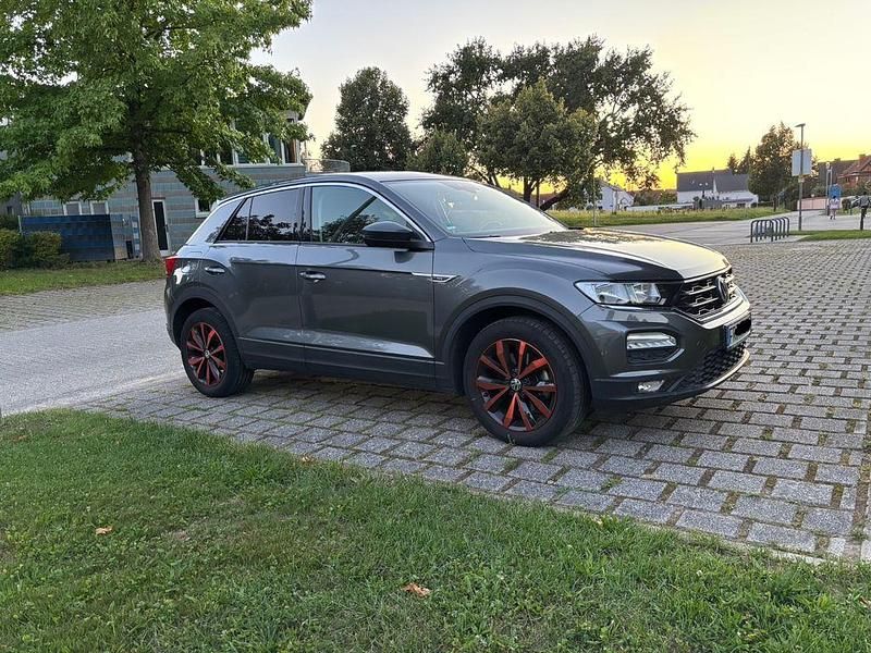 Grau Gebraucht 2018 VW T-Roc SUV | 18.000 € (Fairer Preis) - Bild 1/4