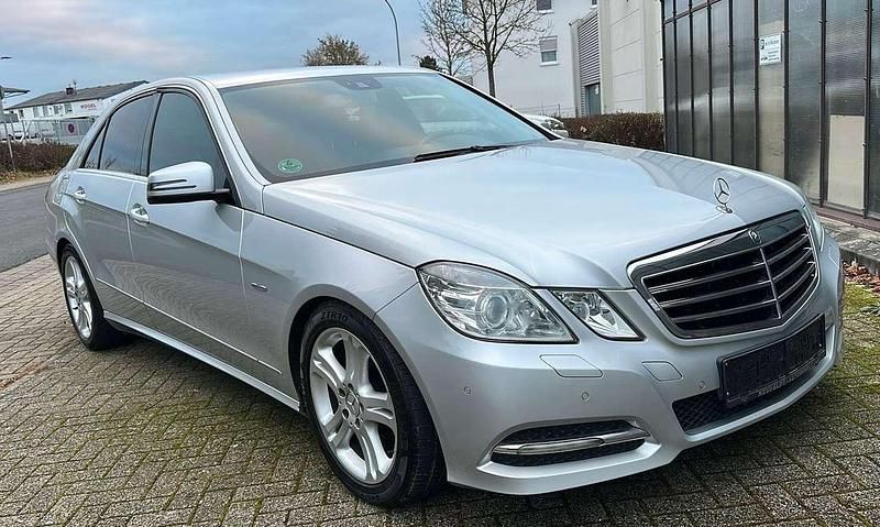 Iridiumsilber metalliclack Gebraucht 2010 Mercedes E220 Avantgarde Limousine | 7.499 € (Superpreis) - Bild 1/4