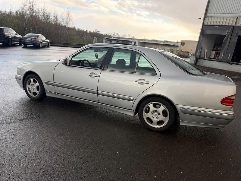 Usado Mercedes E320 197 HP (144 kW) 2000 Prateado Sedan
