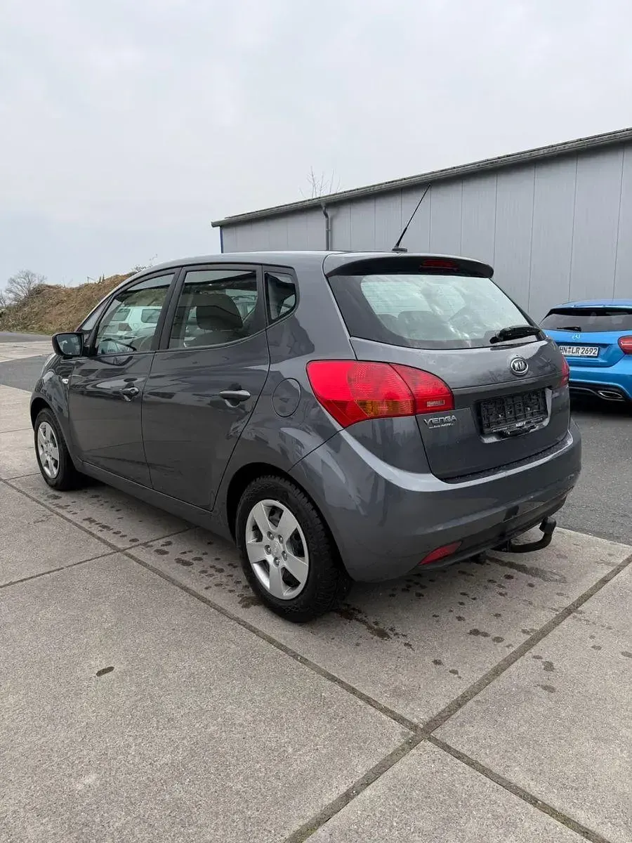 Używany Kia Venga Vision 90 KM (66 kW) 2011 Szary Hatchback