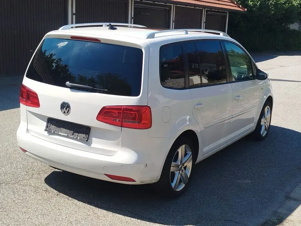 Gebraucht VW Touran Life 105 PS (77 kW) 2013 Weiß Van / Kleinbus