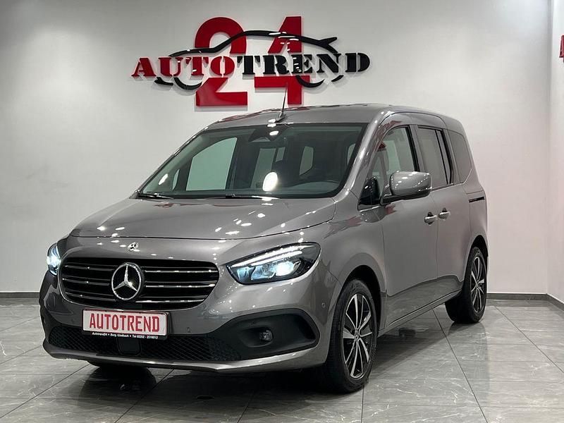 Grau Gebraucht 2022 Mercedes 180 Edition Limousine | 25.900 € (Fairer Preis) - Bild 1/4