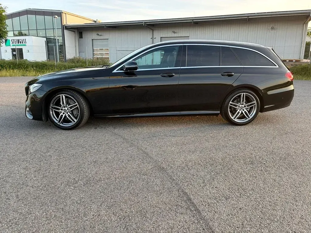Gebraucht Mercedes E220 AMG line 194 PS (142 kW) 2019 Schwarz Limousine