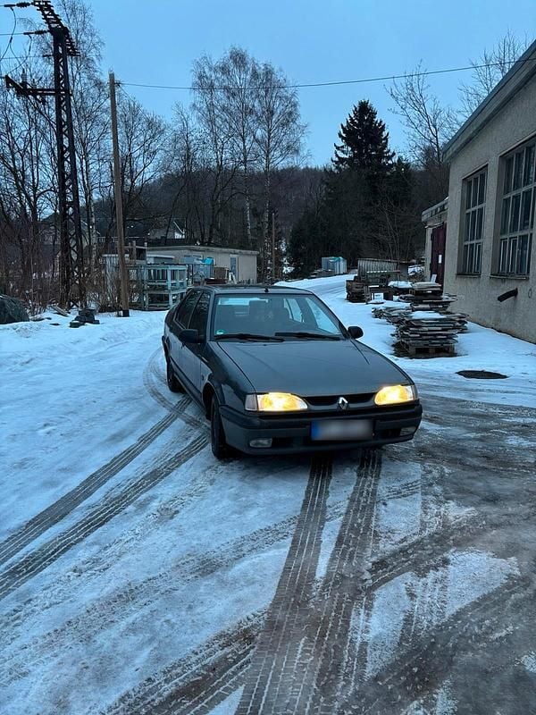 Second-hand Renault R9 75 CP (55 kW) 1993 Gri Berlinǎ