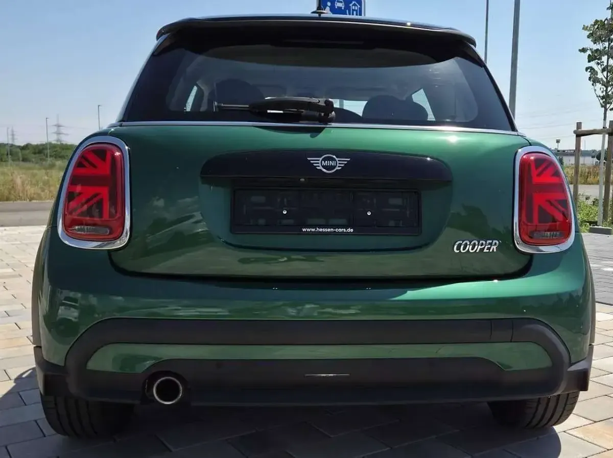 Gebraucht Mini Cooper 136 PS (100 kW) 2022 British racing green iv metall Kleinwagen