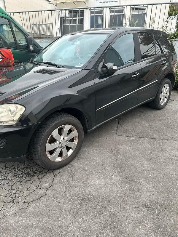 Schwarz Gebraucht 2006 Mercedes 320 SUV | 3.999 € - Bild 1/4