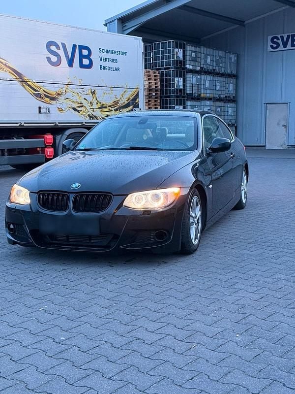 Gebraucht BMW 320 184 PS (135 kW) 2012 Schwarz Coupé