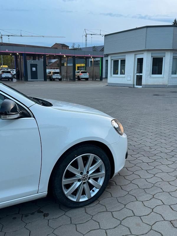 Gebraucht VW Golf VI 105 PS (77 kW) 2011 Weiß Kleinwagen