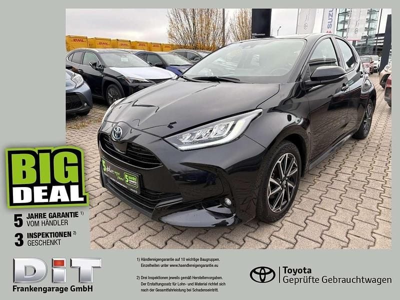 Mysticschwarz mica metallic Gebraucht 2022 Toyota Yaris Hybrid Team Kleinwagen | 18.390 € (Fairer Preis) - Bild 1/4