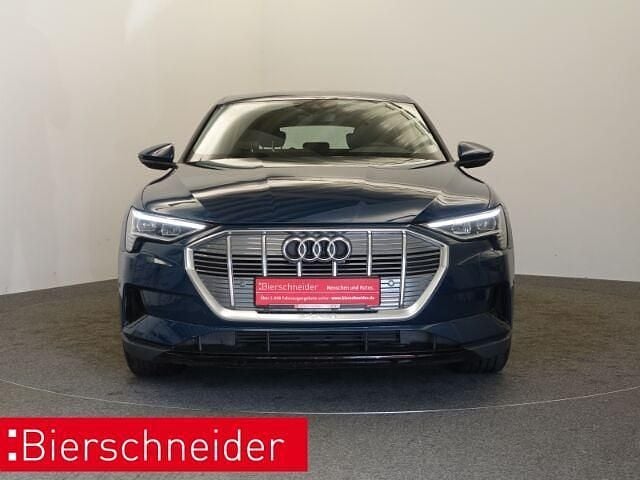 Używany Audi e-tron Comfort 230 kW (313 KM) 2022 Niebieski SUV