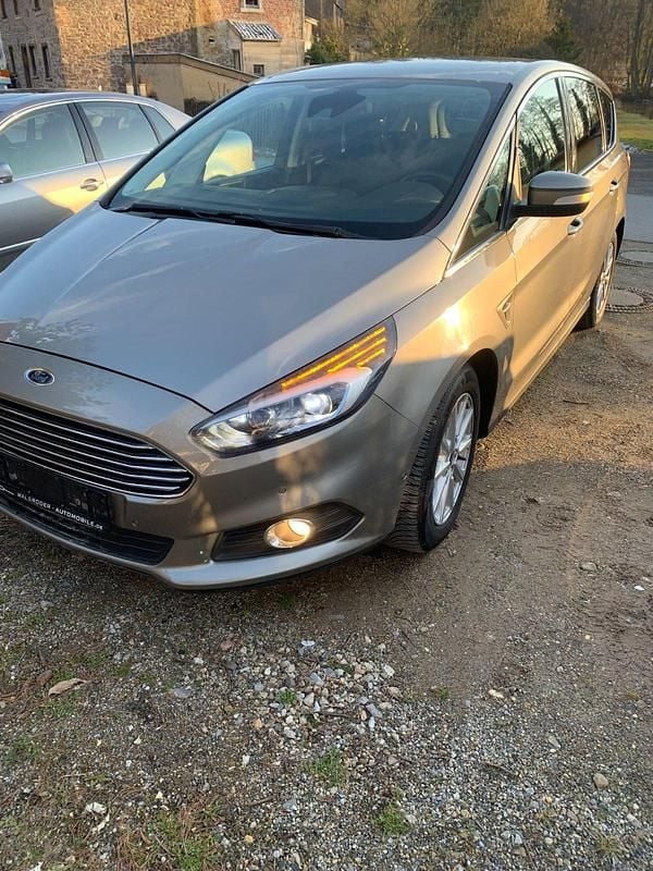 Grau Gebraucht 2016 Ford S-MAX Van / Kleinbus | 10.500 € (Fairer Preis) - Bild 1/3