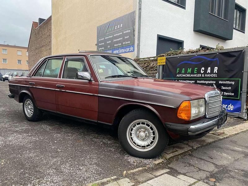 Gebraucht Mercedes 200 109 PS (80 kW) 1982 Rot Limousine