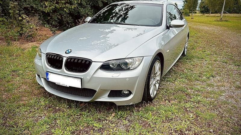 Silber Gebraucht 2009 BMW 320 Shadowline Coupé | 6.500 € (Superpreis) - Bild 1/4