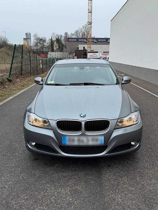 Gebraucht BMW 318 143 PS (105 kW) 2011 Grau Limousine