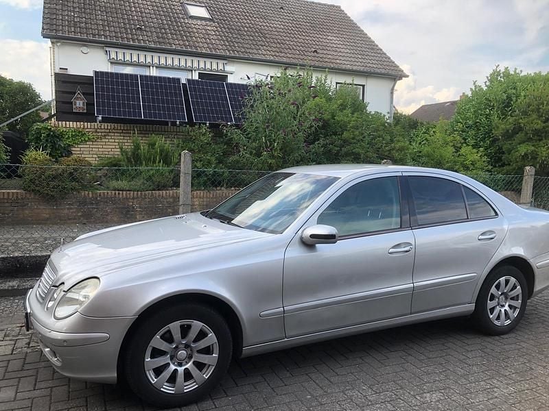 Silber Gebraucht 2004 Mercedes E200 Limousine | 2.500 € (Guter Preis) - Bild 1/4