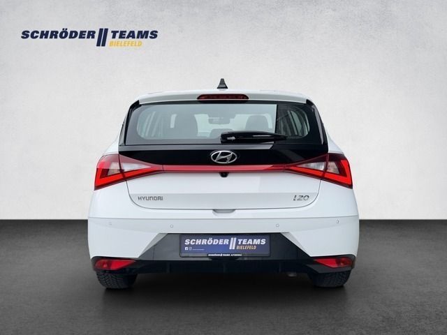 Gebraucht Hyundai i20 Intro Edition 101 PS (74 kW) 2022 Polar white Limousine