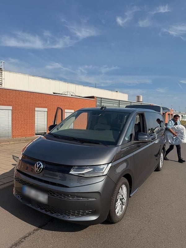 Gebraucht VW Multivan Basis 205 PS (150 kW) 2024 Grau Van