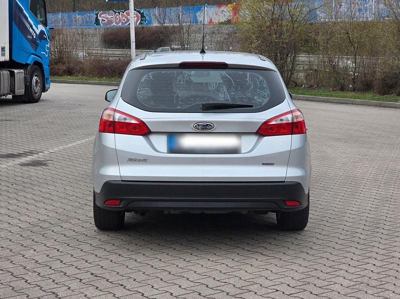 Gebraucht Ford Focus 105 PS (77 kW) 2013 Grau Kombi