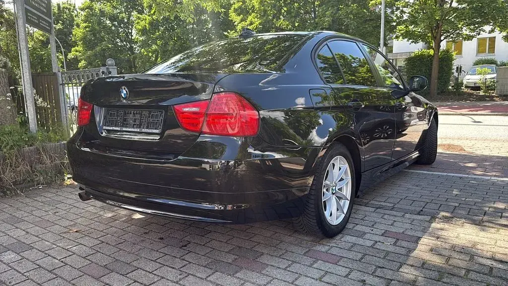 Gebraucht BMW 318 Comfort Edition 143 PS (105 kW) 2011 Schwarz Limousine