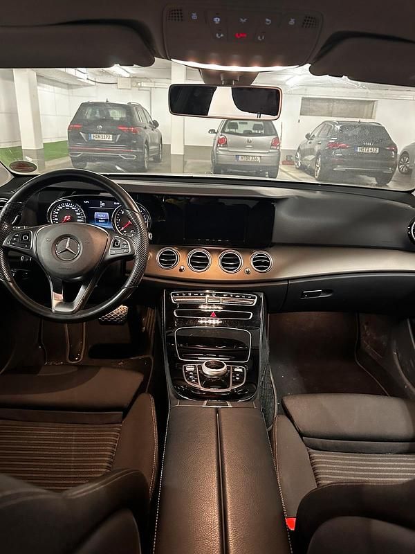 Usado Mercedes E220 194 HP (142 kW) 2016 Preto Sedan