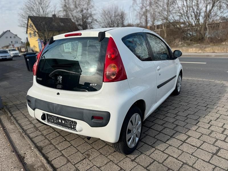 Gebraucht Peugeot 107 68 PS (50 kW) 2010 Weiß Kleinwagen