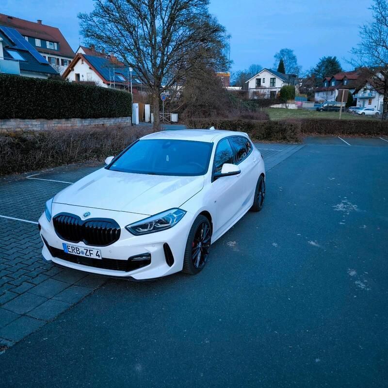 Weiß Gebraucht 2023 BMW 120 M Sport Kleinwagen | 32.400 € (Etwas zu teuer) - Bild 1/4